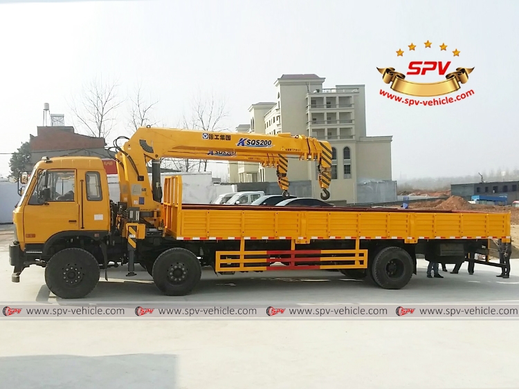 Right side view of 2 units Dongfeng truck mounted crane